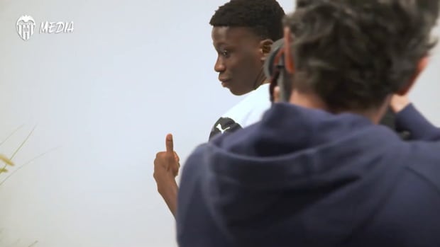 Behind the scenes: Ilaix Moriba’s first days at Valencia
