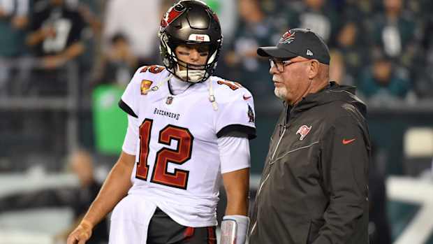 Tom Brady speaks to Buccaneers coach Bruce Arians.