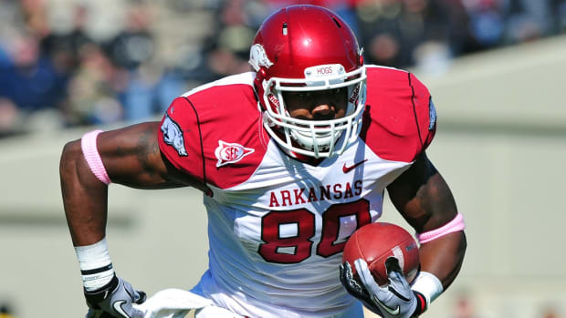 Arkansas Razorbacks tight end Chris Gragg (80) runs with the ball against the Vanderbilt Commodores during the first half at Vanderbilt Stadium. The Razorbacks beat the Commodores 31-28.