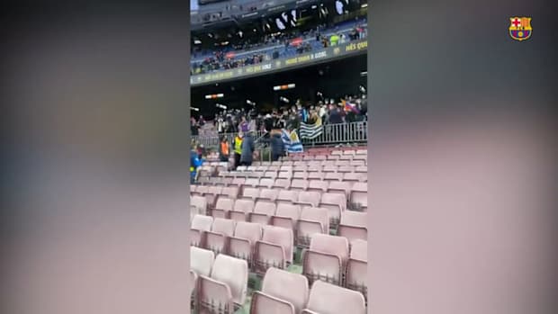 Araújo's nice gesture with fan in the stands