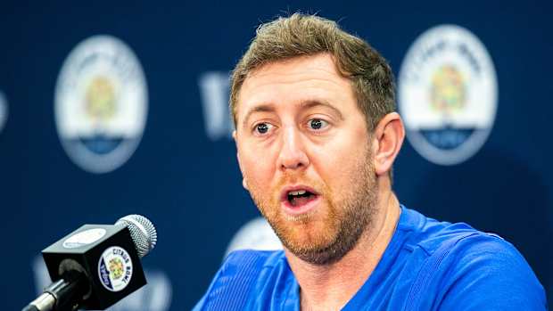 Kentucky offensive coordinator Liam Coen speaks during a news conference for the Vrbo Citrus Bowl, Wednesday, Dec. 29, 2021, at the Rosen Plaza Hotel in Orlando, Fla. 211229 Iowa Kentucky Presser 012 Jpg