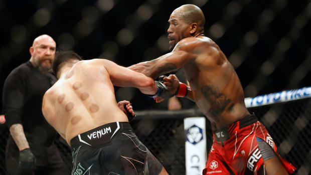 Feb 12, 2022; Houston, Texas, UNITED STATES; Bobby Green (red gloves) fights Nasrat Haqparast (blue gloves) during UFC 271 at Toyota Center.