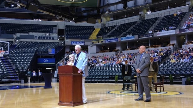 Indiana basketball legend Slick Leonard passed away one year ago. Here he is speaking in front of a large gathering for the debut of a documentary on his life.