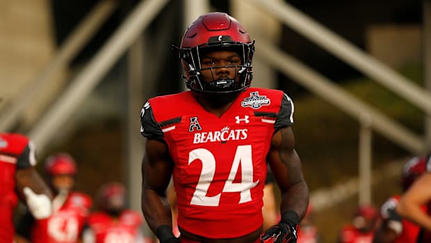 Cincinnati RB Jerome Ford takes field pregame