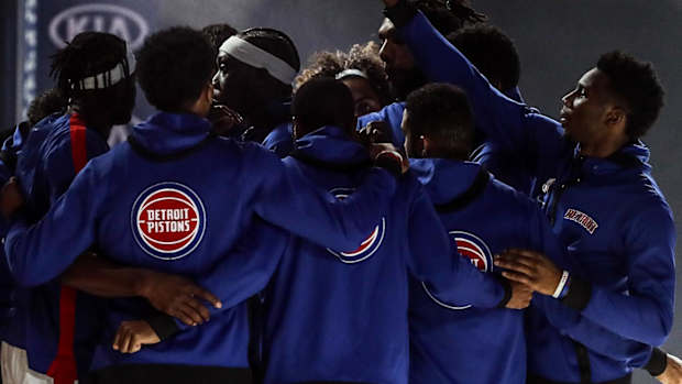 detroit pistons huddle