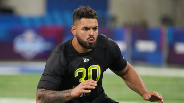 Mar 4, 2022; Indianapolis, IN, USA; Washington State offensive lineman Abraham Lucas (OL30) goes through drills during the 2022 NFL Scouting Combine at Lucas Oil Stadium.