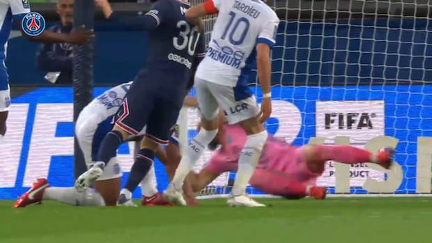 Messi hits twice the posts vs Troyes