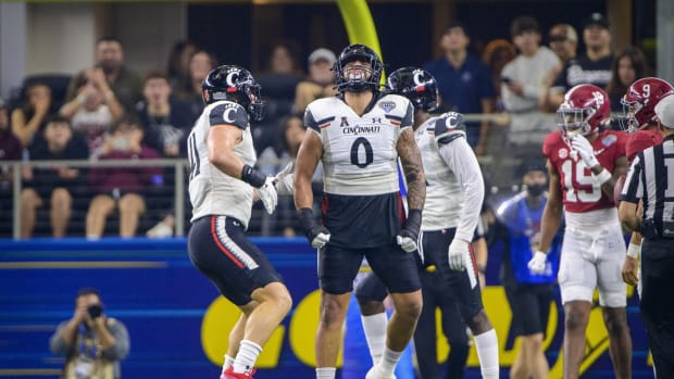 Dec 31, 2021; Arlington, Texas, USA; Cincinnati Bearcats linebacker Darrian Beavers (0) celebrates a sack against the Alabama Crimson Tide during the second quarter during the 2021 Cotton Bowl college football CFP national semifinal game at AT&T Stadium.