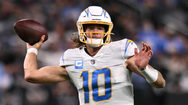 Los Angeles Chargers quarterback Justin Herbert (10)