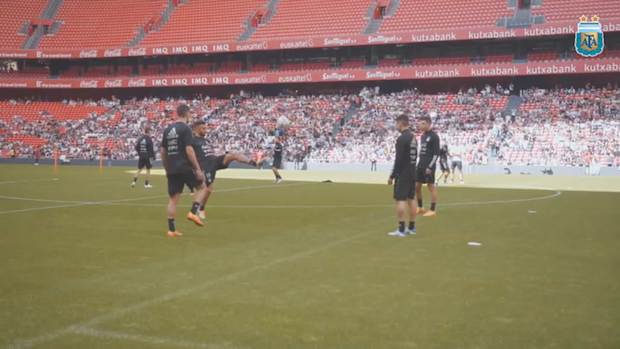 Argentina train at San Mamés as fans applaud Messi