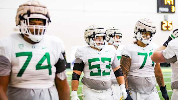 oregon-offensive-line-steven-jones-ryan-walk-malaesala-aumavae-laulu-tj-bass