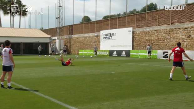 Patri Guijarro’s bicycle kick goal in Spain training