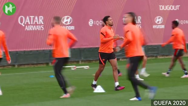 Roma train before taking on Manchester United