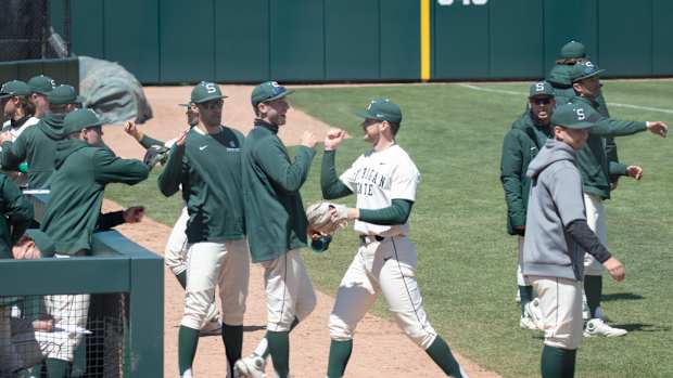 Benschoter, Sam and team, dugout 597A5541
