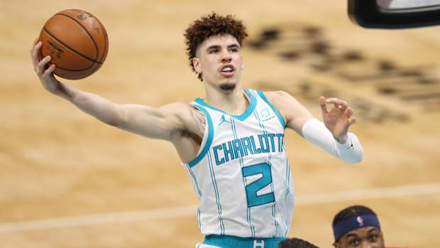 lamelo-ball-hornets-pass-2