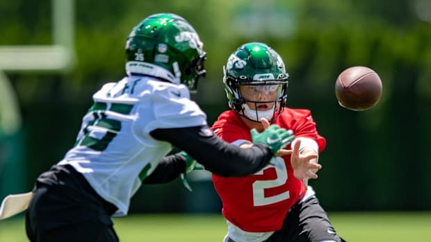 Jets QB Zach Wilson pitches to running back