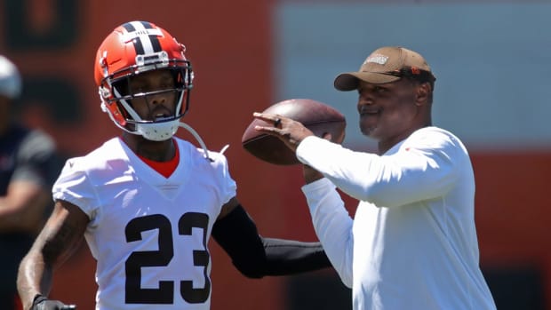 Cleveland Browns defensive coordinator Joe Woods works with cornerbacks during an NFL football practice at the team's training facility, Wednesday, June 16, 2021, in Berea, Ohio. [Jeff Lange / Akron Beacon Journal] Browns 6