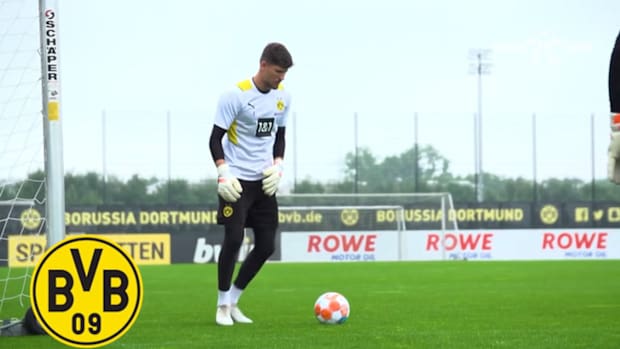 Borussia Dortmund's new signing Gregor Kobel in training