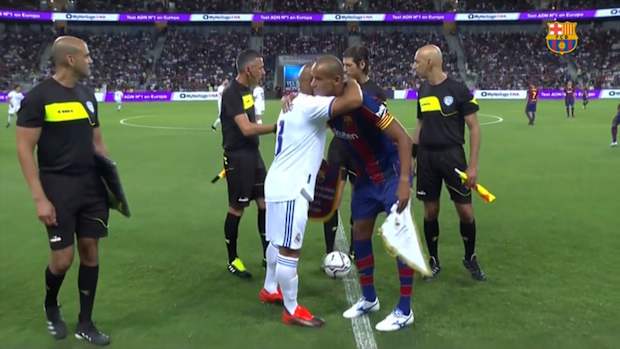 Highlights: Barcelona Legends 2-3 Real Madrid Leyendas