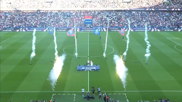 Gini Wijnaldum presented to the fans at Parc des Princes