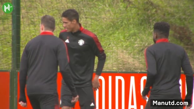 Raphaël Varane trains with Manchester United team mates