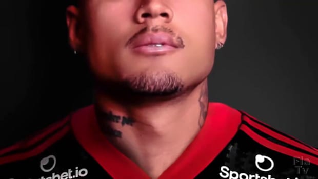 Flamengo unveil new signing Kenedy