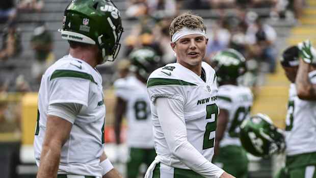 Jets QB Zach Wilson warming up