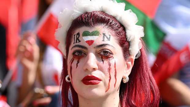 Aficionada protesta en contra de Irán en Qatar