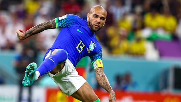 Dani Alves igualó récord de Roberto Carlos con Brasil
