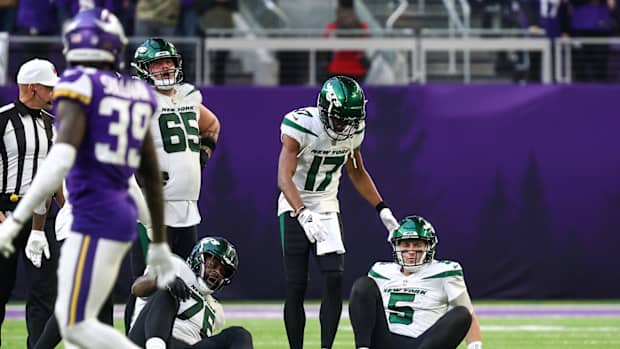 New York Jets WR Garrett Wilson helps QB Mike White up