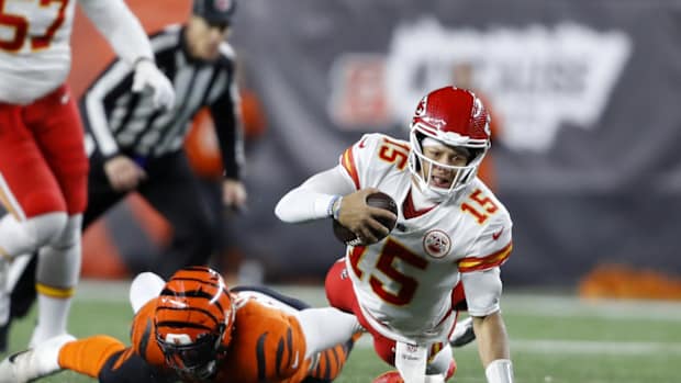 Patrick Mahomes sacked por Joseph Ossai