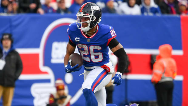 Giants running back Saquon Barkley (26) runs with the ball during the game against the Commanders.