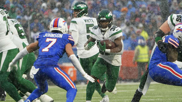 New York Jets RB Michael Carter carries football against Buffalo Bills