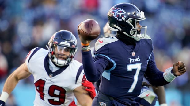 Tennessee Titans quarterback Malik Willis (7) throws a pass during the fourth quarter at Nissan Stadium.