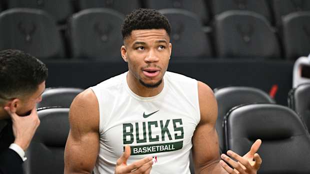 Milwaukee Bucks forward Giannis Antetokounmpo (34)