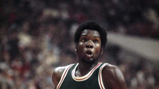 Milwaukee Bucks forward Bob Dandridge (10)