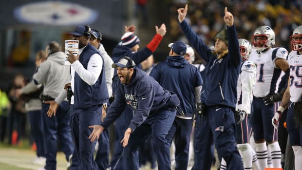nick-caley-celebrate-patriots-sideline