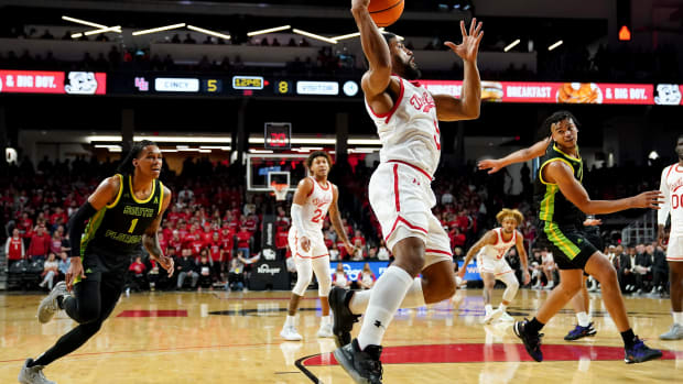 Cincinnati Bearcats guard David DeJulius (5) catches a pass in the lane in the first half of a men's NCAA basketball game against the South Florida Bulls, Saturday, Feb. 26, 2022, at Fifth Third Arena in Cincinnati. South Florida Bulls At Cincinnati Bearcats Basketball 067