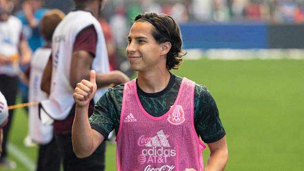 Diego Lainez entrena con el Tri