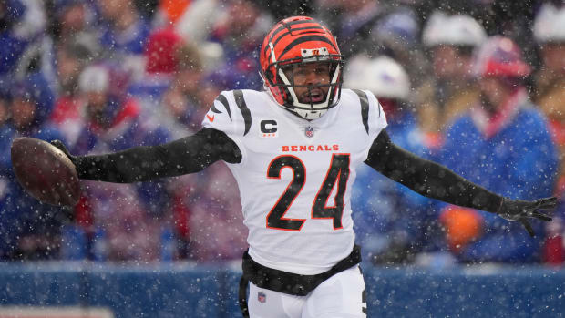 Cincinnati Bengals safety Vonn Bell (24) recovers a fumble in the first quarter during an NFL divisional playoff football game between the Cincinnati Bengals and the Buffalo Bills, Sunday, Jan. 22, 2023, at Highmark Stadium in Orchard Park, N.Y. Cincinnati Bengals At Buffalo Bills Afc Divisional Jan 22 0249