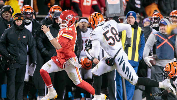 Joseph Ossai da la cara tras señalamientos por foul personal a Mahomes