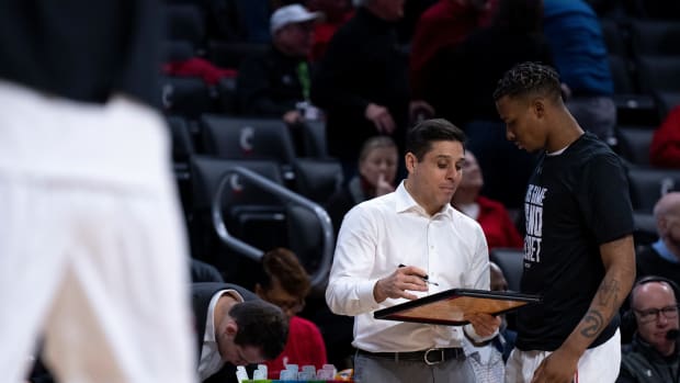 Cincinnati Bearcats head coach Wes Miller speaks with Cincinnati Bearcats guard Landers Nolley II (2) during halftime in the NCAA men s basketball game at Fifth Third Arena in Cincinnati. Cincinnati Bearcats defeated Tulsa Golden Hurricane 81-55. Ncaa Basketball Tulsa Golden Hurricane At Cincinnati Bearcats