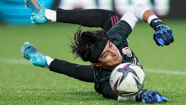 Acevedo hace la atajada del año mientras Ochoa ya es banca en Italia