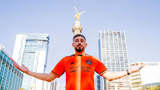Héctor Herrera posa frente al Ángel de Independencia en Ciudad de México