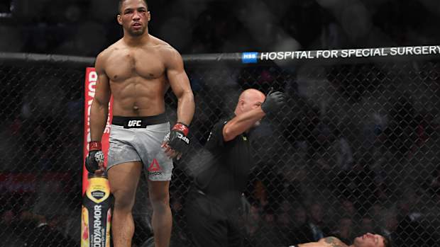 Kevin Lee (red gloves) defeats Gregor Gillespie (blue gloves) during UFC 244 at Madison Square Garden.