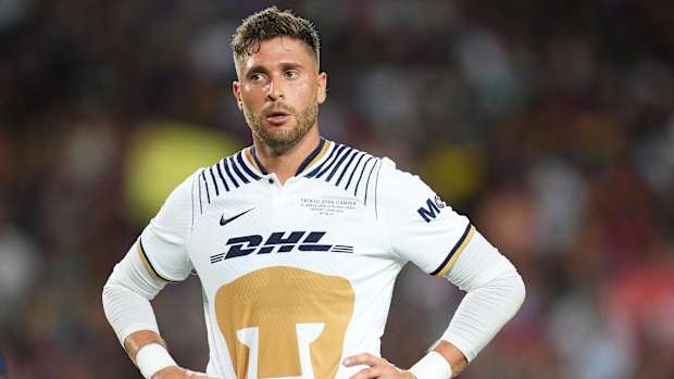 Arturo Palermo Ortiz en uniforme de Pumas