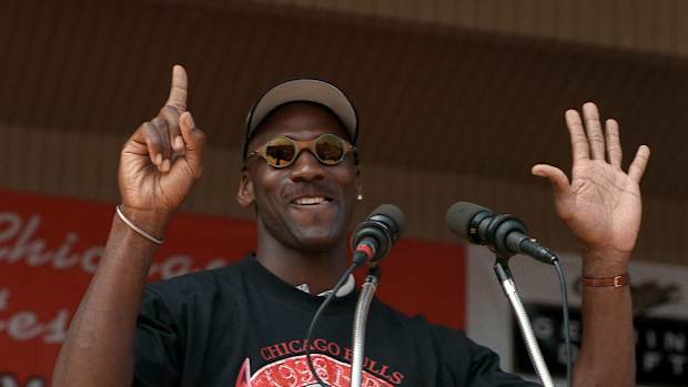 Michael Jordan festeja su sexto anillo de la NBA