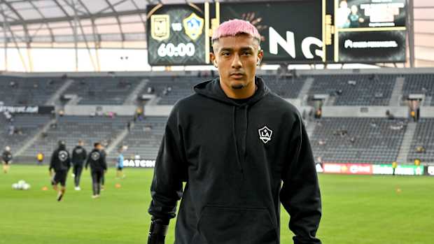 Julián Araujo de frente en una sudadera del LA Galaxy