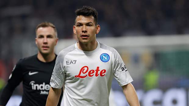 Chucky Lozano del Napoli en partido ante el Frankfurt por la Champions League