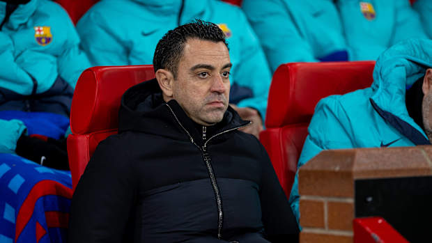 Xavi Hernández muestra su frustración tras el segundo gol del Manchester United en Europa League